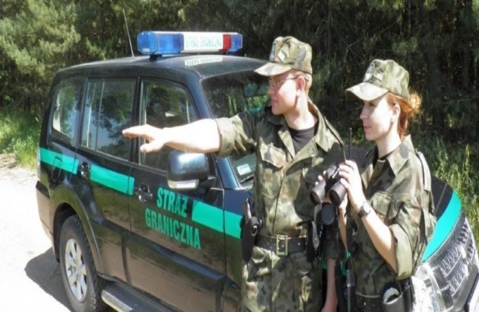 {Funkcjonariusze Straży Granicznej ukarali mandatami turystów, którzy robili sobie „selfie” ze słupami granicznymi w tle.}