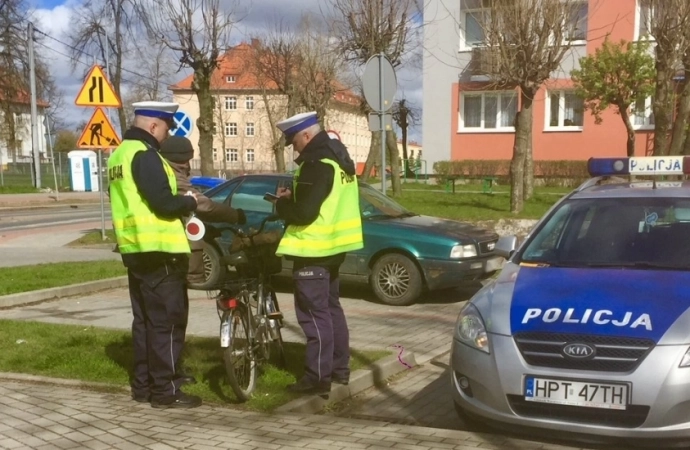 {Warmińsko-mazurscy policjanci po raz kolejny przeprowadzili akcję nakierowaną na bezpieczeństwo pieszych i rowerzystów.}