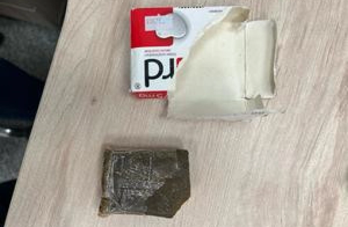 {W mieszkaniu 41-letniej kobiety, mieszkanki Bartoszyc policjanci znaleźli ponad 74 gramy narkotyków.}
