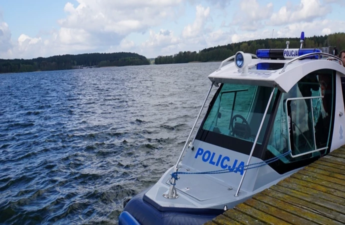 {Policjanci z wodnego patrolu nad jez. Ukiel w Olsztynie uratowali trzy osoby, które wpadły do wody.}