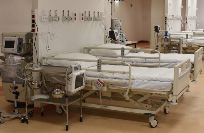 {Cały czas spada liczba łóżek zajętych przez pacjentów chorych na COVID-19.}