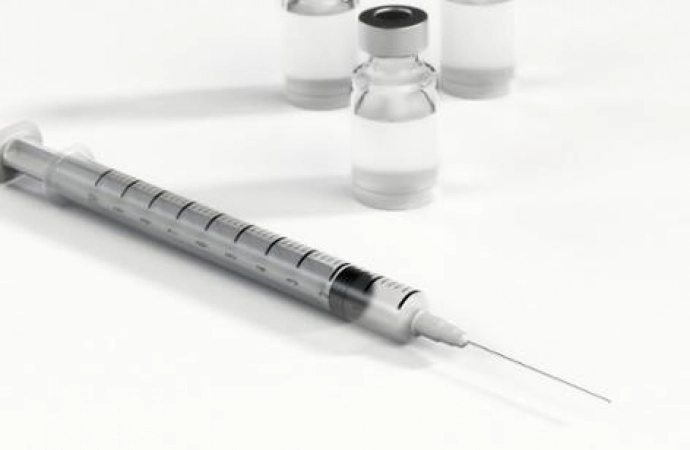{Dostęp do szczepień przeciwko COVID-19 ma być łatwiejszy. Ruszy też loteria dla zaszczepionych.}